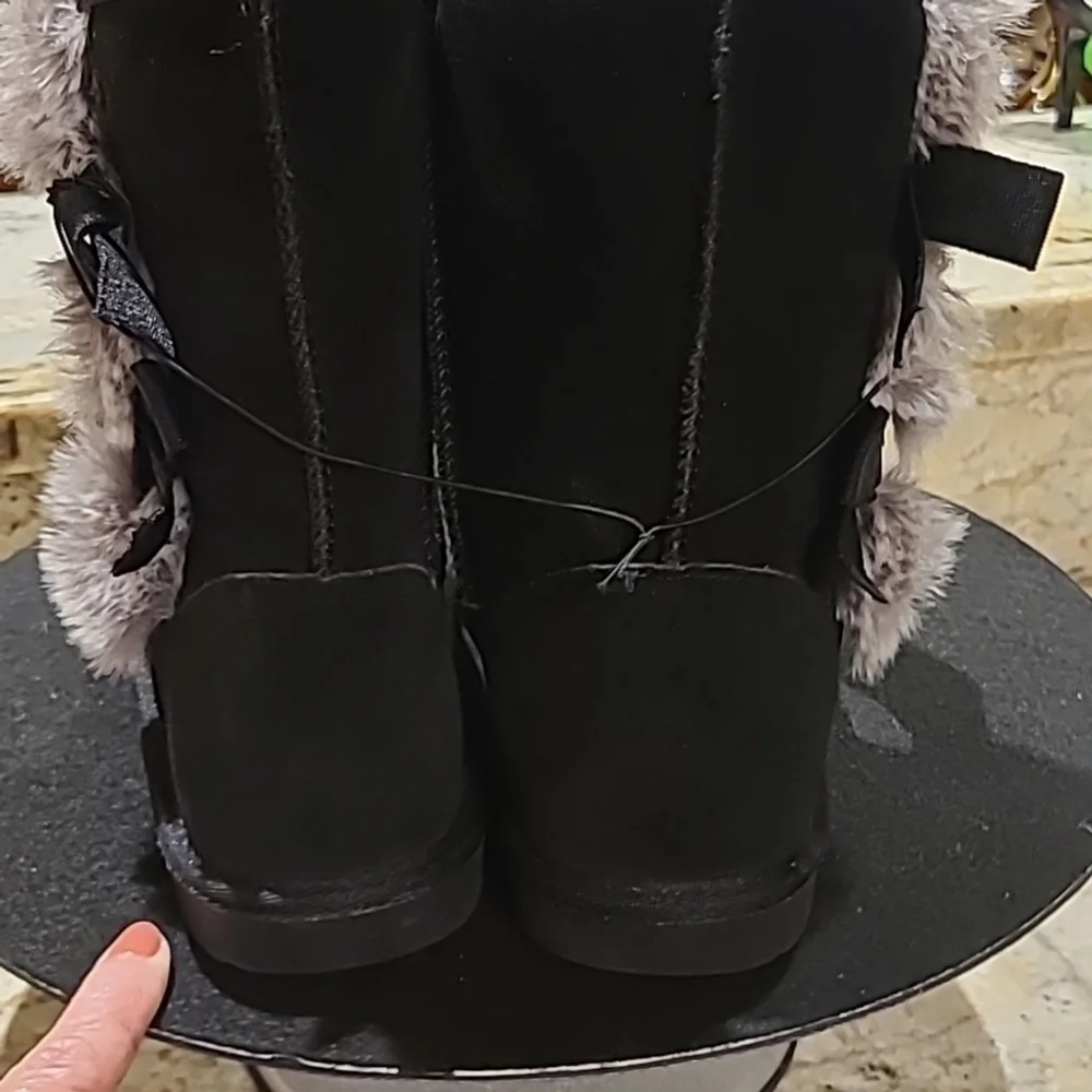 Serra Ladies Suede Boots sz 7. New with tags. (#923) black and gray boot.